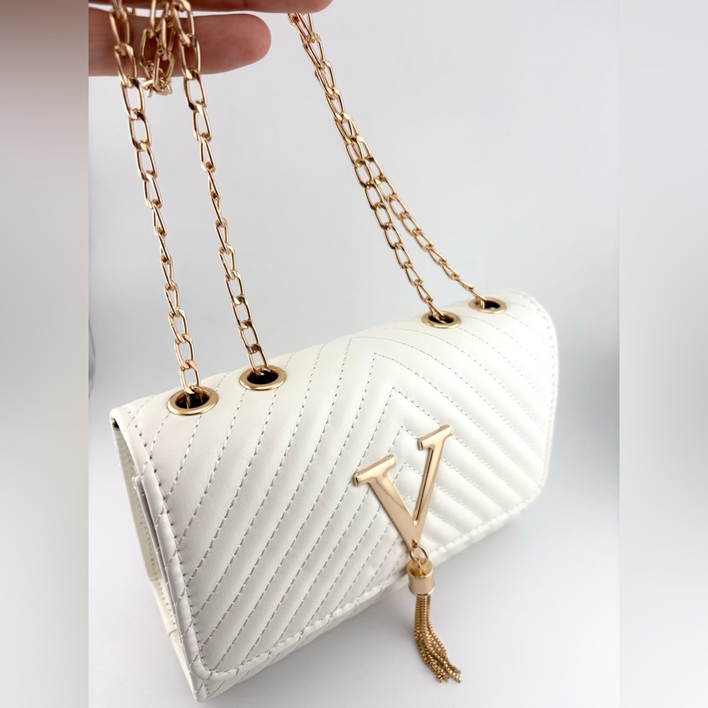 Luxurious White Quilted Chain Shoulder Bag with Gold V Accent - PU Leather NWOT - Picture 3 of 8